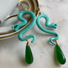 Lade das Bild in den Galerie-Viewer, Nuwa Turquoise Resin Snake Earrings with Drops
